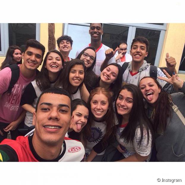 Giovanna Grigio se despediu dos amigos e do terceiro ano da escola com legenda emocionante pros amigos