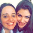 Giovanna Grigio fez várias selfies com as amigas pra se despedir do colégio