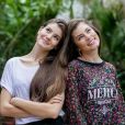 Camila Queiroz e Bruna Hamú compartilharam foto juntas e mostraram que são muito parecidas!