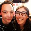 Jim Parsons (Sheldon) e Mayim Bialik (Amy) como duas pessoas normais. Bem diferente dos seus personagens em "The Big Bang Theory"