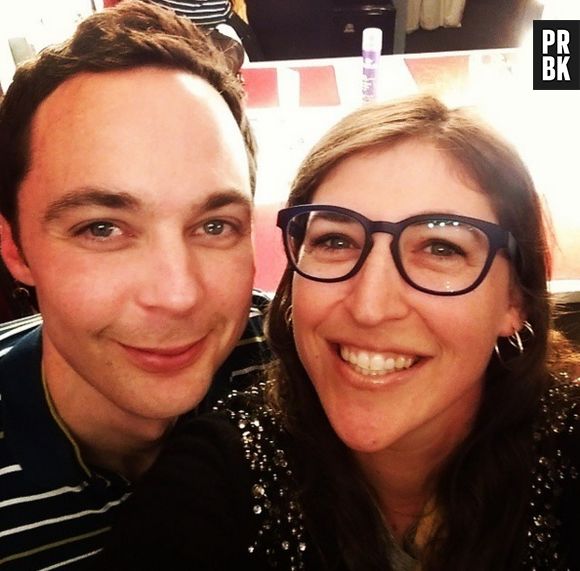 Jim Parsons (Sheldon) e Mayim Bialik (Amy) como duas pessoas normais. Bem diferente dos seus personagens em "The Big Bang Theory"
