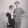 Jim Parsons e Mayim Bialik, de "The Big Bang Theory", tirando onda! Será que é Carnaval?
