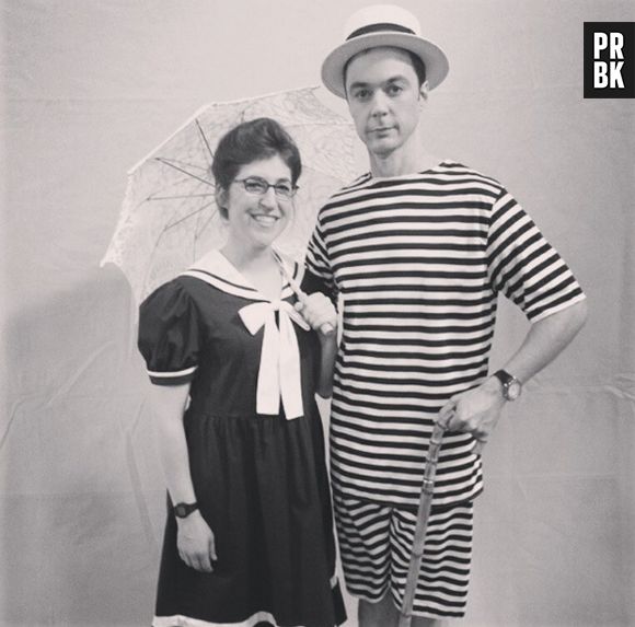 Jim Parsons e Mayim Bialik, de "The Big Bang Theory", tirando onda! Será que é Carnaval?