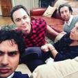 Elenco de "The Big Bang Theory" matando o tempo durante as gravações...