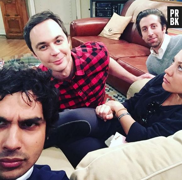 Elenco de "The Big Bang Theory" matando o tempo durante as gravações...