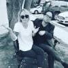 Kaley Cuoco (Penny) e Johnny Galecki (Leonard), de "The Big Bang Theory", no maior estilo "too cool for school"