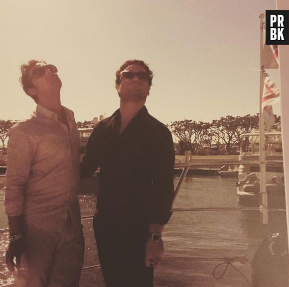 Dois galãs de novela? Não! São os atores de "The Big Bang Theory", Kunal Nayyar (Raj) e Johnny Galecki (Leonard)