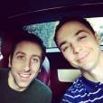 Simon Helberg (Howard) e Jim Parsons (Sheldon), de "The Big Bang Theory", até que são dois rapazes bem bonitos, não?