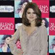 Selena Gomez cortou o cabelo e exibiu um visual repaginado no dia 18 de outubro de 2010, no lançamento do álbum "A Year Without Rain"