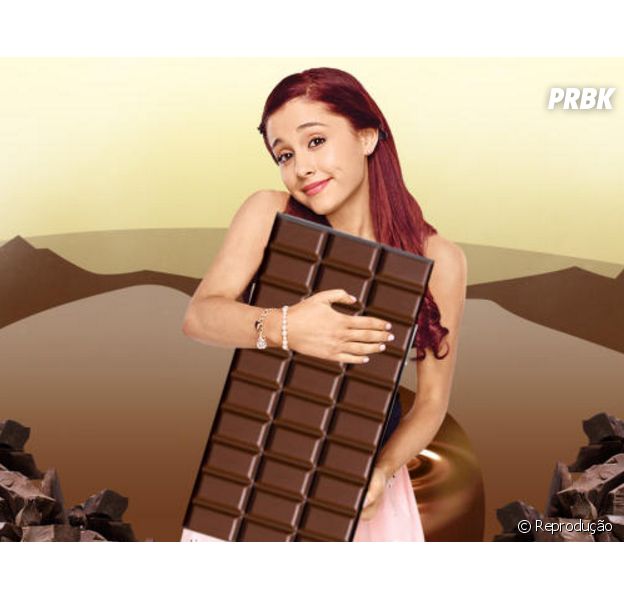 Ariana Grande segurando uma barra de chocolate