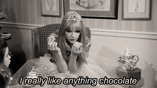 Taylor Swift comendo chocolate