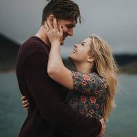 Sasha Pieterse, a Alison de "Pretty Little Liars", vai casar! Atriz confirma noivado no Instagram