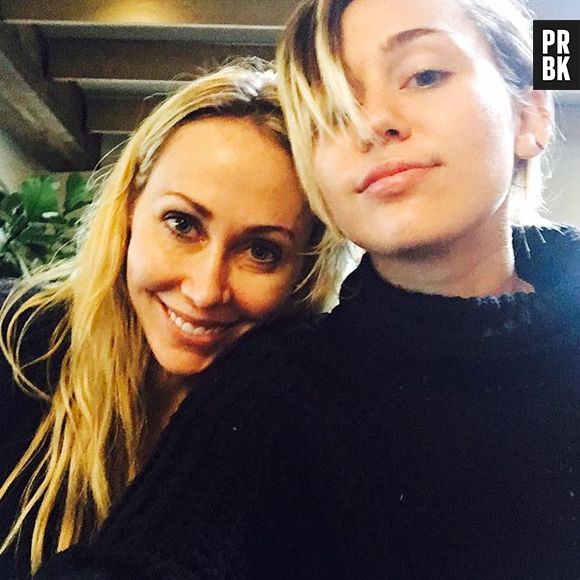 Miley Cyrus mostra que tem deixado o cabelo crescer