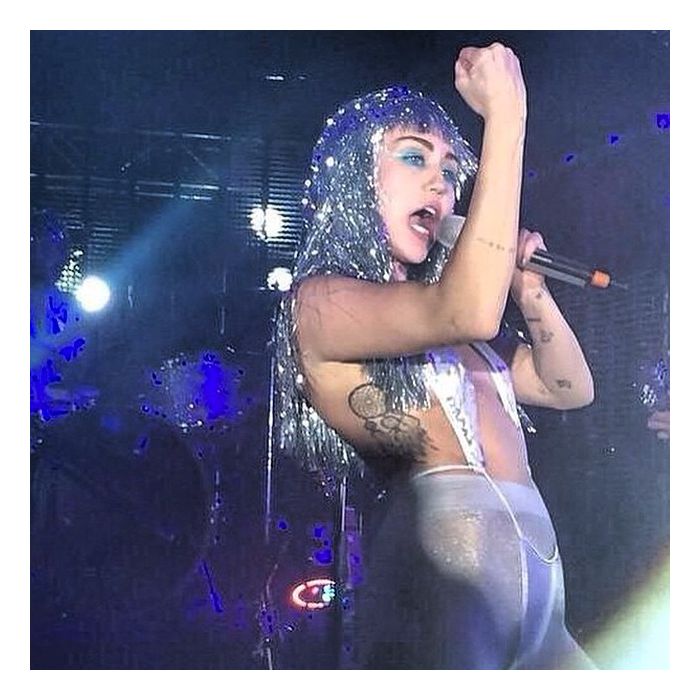  Miley Cyrus costuma usar perucas ou penteados doidinhos em seus shows 