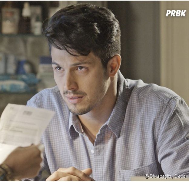 Em "Além do Tempo", Roberto (Romulo Estrela) descobre que não é pai de Alex (Kadu Schons) e Melissa (Paolla Oliveira) surta!