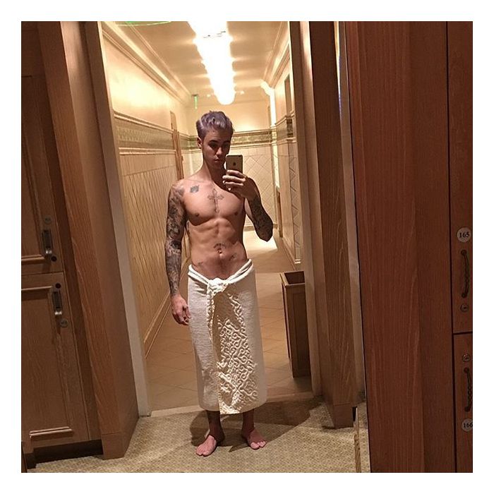 Justin Bieber posta foto de toalha, exibe novo visual e tanquinho em dia