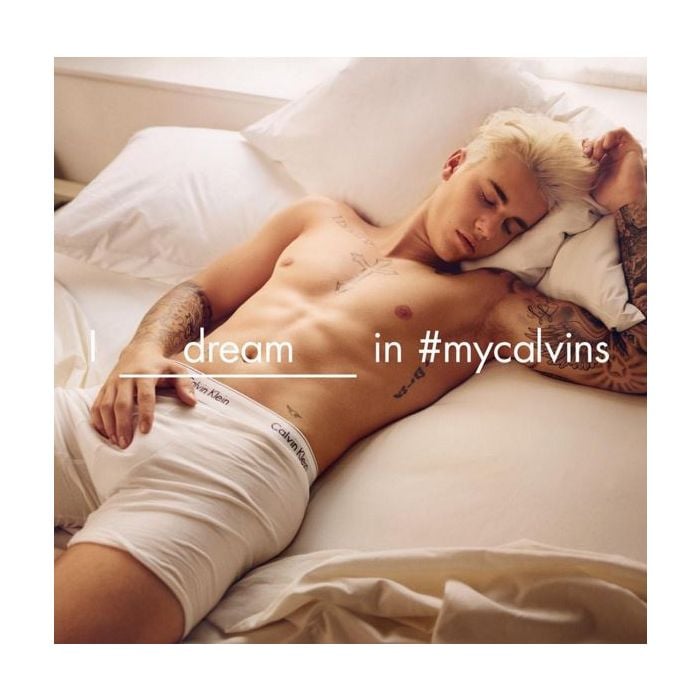 Justin Bieber surge na cama e todo sexy em campanha da Calvin Klein