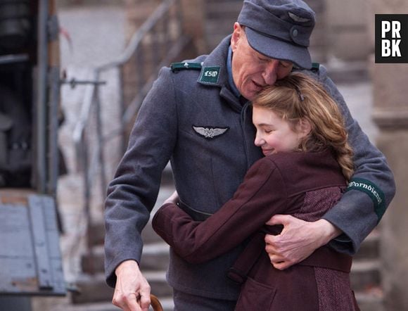 O pai Hans (Geoffrey Rush) é o maior aliado de Liesel (Sophie Nélisse) em "A Menina que Roubava Livros"