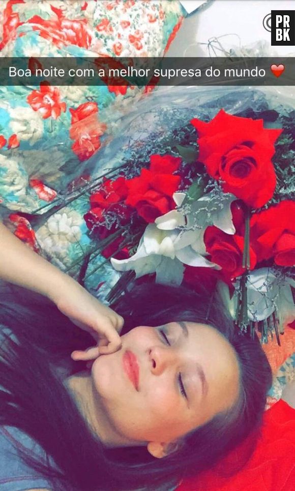 Larissa Manoela foi surpreendida por um buquê de flores enviado por João Guilherme Ávila na virada do dia
