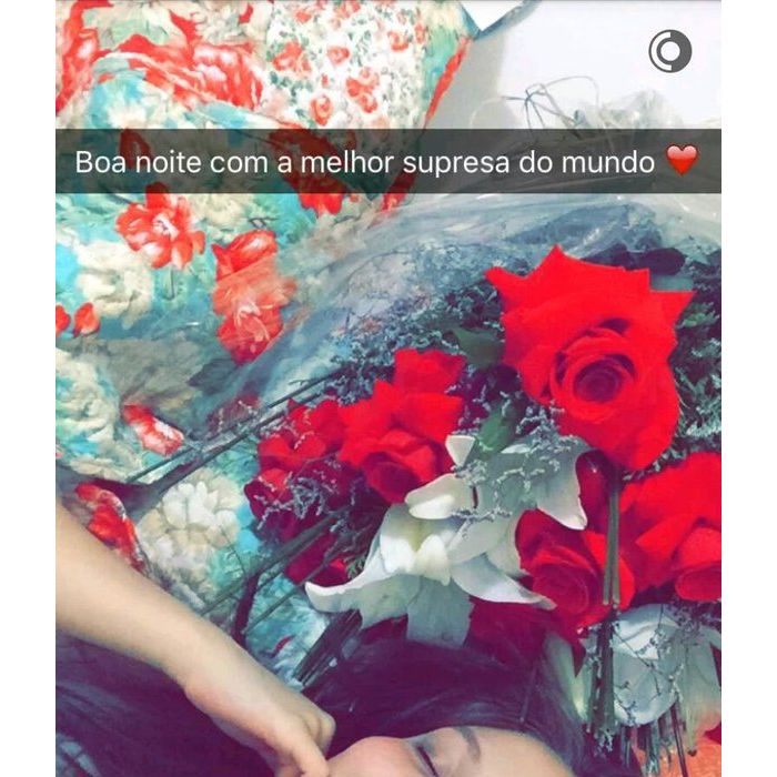 Larissa Manoela foi surpreendida por um buquê de flores enviado por João Guilherme Ávila na virada do dia