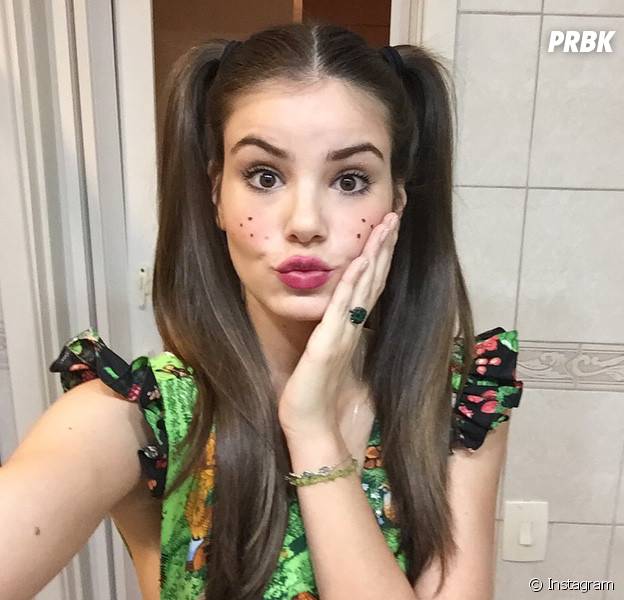 Camila Queiroz De Eta Mundo Bom Prova Que Mafalda E Angel Sempre Estao Em Seu Instagram Purebreak
