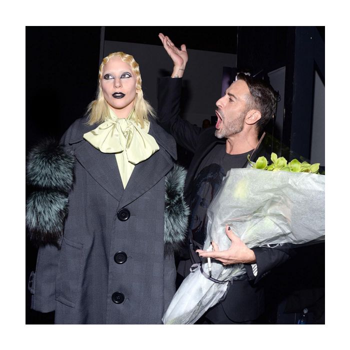 Lady Gaga e Marc Jacobs são tão amigos, que o estilista desenhou a roupa que a cantora usou no Grammy 2016