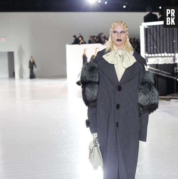 Lady Gaga entrou na passarela durante o desfile de Marc Jacobs sem muito alarde