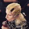 No Instagram, Lady Gaga mostrava os bastidores do desfile enquanto se preparava para entrar na passarela