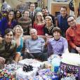Em "The Big Bang Theory": Sheldon (Jim Parsons) comemora aniversário com convidados especiais!