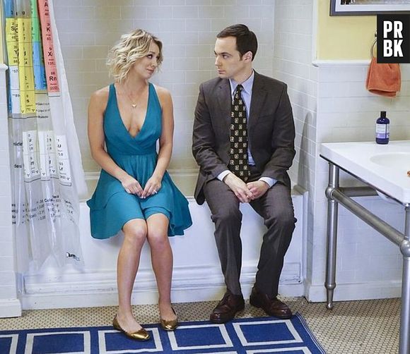 Em "The Big Bang Theory", Sheldon (Jim Parsons) conversa com Penny (Kaley Cuoco) no banheiro