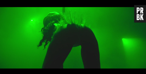A ex-namorada de Chris Brpwn, Rihanna, requebra e rebola durante o vídeo de "Pour It Up"