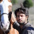 Rodrigo Santoro arrasa no carão em foto ao lado de cavalo