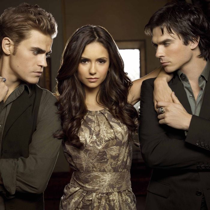 Em &quot;The Vampire Diaries&quot;, Elena (Nina Dobrev) se divide entre Stefan (Paul Wesley) e Damon (Ian Somerhalder)!