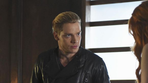 Em "Shadowhunters": na 1ª temporada, Clary salva a mãe e Jace se junta a Valentine!
