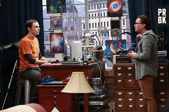 Sheldon (Jim Parsons) não gostará nadinha da decisão de Leonard (Johnny Galecki) em "The Big Bang Theory"