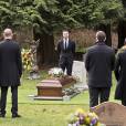 Em "Arrow", Oliver (Stephen Amell) e equipe se emocionam em funeral