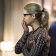 Em "Arrow": Felicity (Emily Bett Rickards) se emociona ao descobrir morte de Laurel (Katie Cassidy)