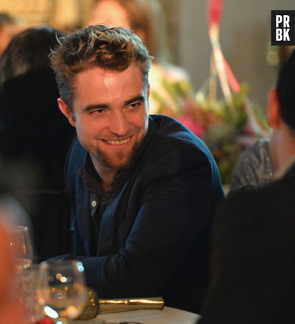 Em seu tempo livre, Robert Pattinson escreve suas músicas