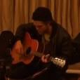 Robert Pattinson leva seu violão pelos sets de filmagens
