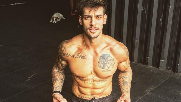 Lucas Lucco deixa tanquinho à mostra e rebola ao som do hit "Metralhadora" em show