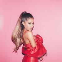 Ariana Grande e 16 curiosidades sobre a dona do hit "Dangerous Woman". Vem conferir!