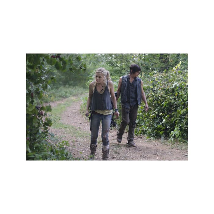 Em &quot;The Walking Dead&quot;, Daryl ( Norman Reedus) e Beth (Emily Kinney) irão até a antiga fazenda onde ela morava 