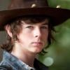 Carl (Chandler Riggs) segue com Rick (Andrew Lincoln) em "The Walking Dead"