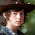 Carl (Chandler Riggs) segue com Rick (Andrew Lincoln) em "The Walking Dead"