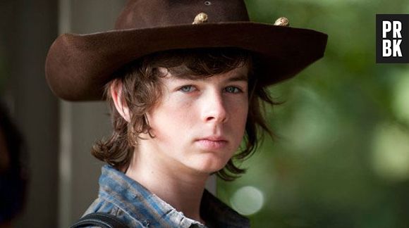 Carl (Chandler Riggs) segue com Rick (Andrew Lincoln) em "The Walking Dead"