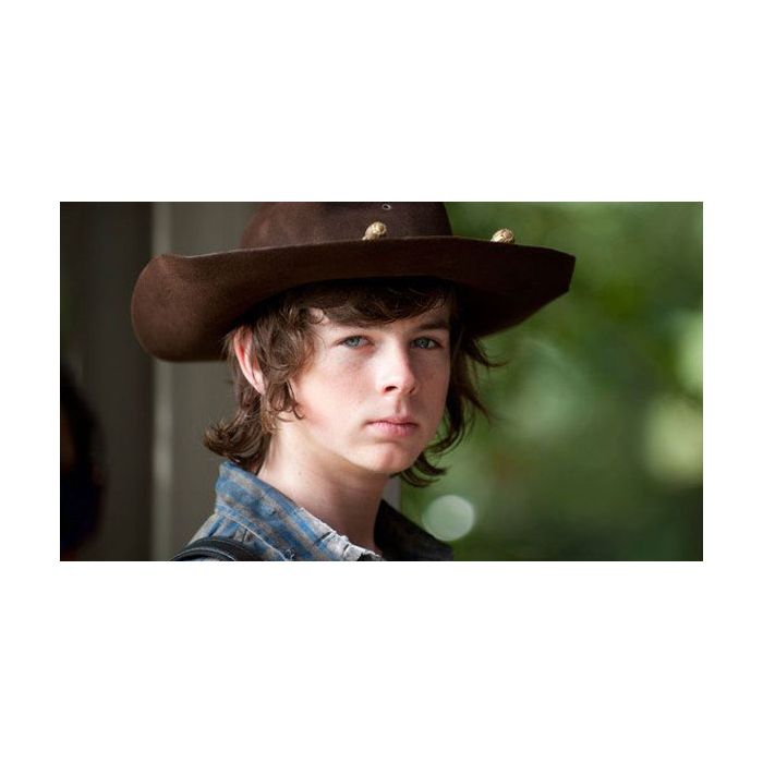 Carl (Chandler Riggs) segue com Rick (Andrew Lincoln) em &quot;The Walking Dead&quot;