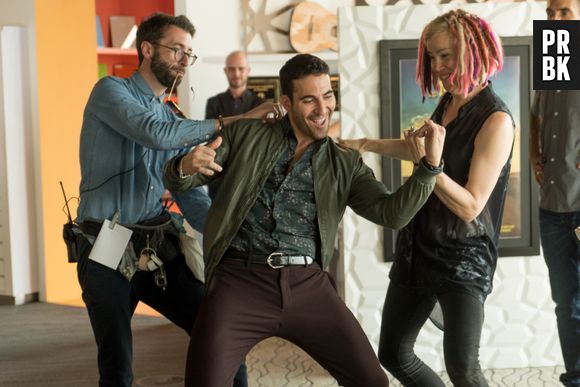 Em "Sense8", Miguel Ángel Silvestre (Lito) se diverte durante as gravações da segunda temporada!