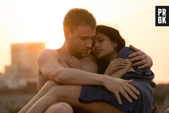 Em "Sense8", Max Riemelt (Wolfgang) e Tina Desai (Kala) aparecem juntos em novas imagens da segunda temporada
