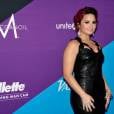 Deslumbrante, Demi Lovato e seu cabelo rosa em evento em Los Angeles, nos EUA