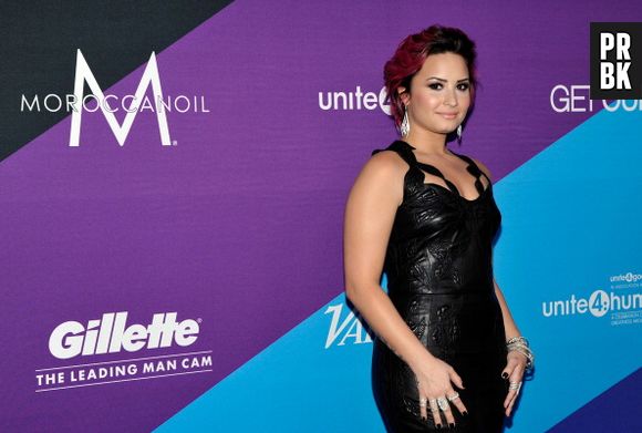 Deslumbrante, Demi Lovato e seu cabelo rosa em evento em Los Angeles, nos EUA